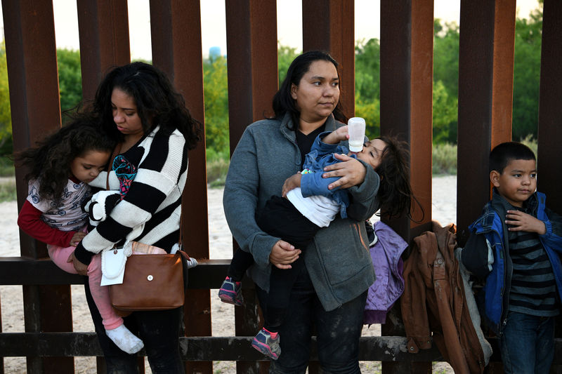 © Reuters. Imigrantes da América Central se entregam para guardas na patrulha dos Estados Unidos ao buscarem asilo nos EUA