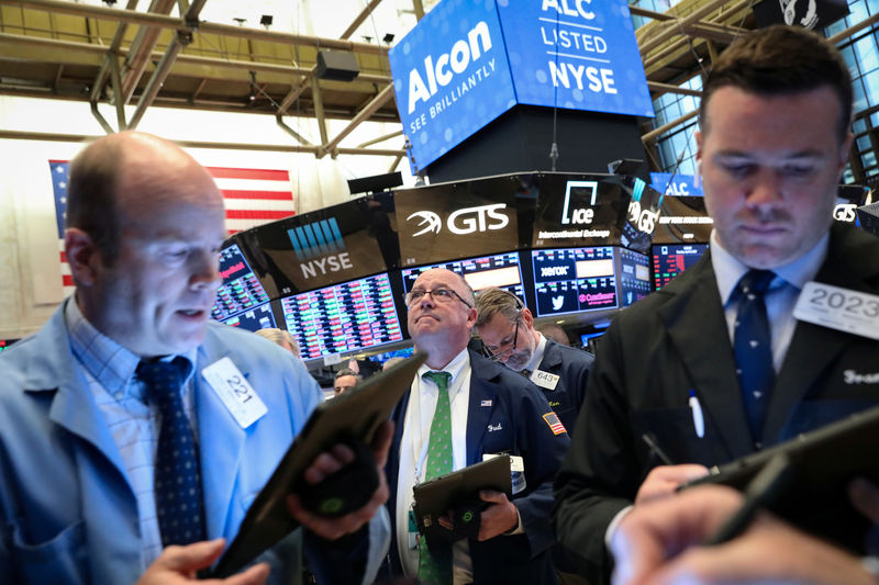 © Reuters. Traders work on the floor at the NYSE in New York