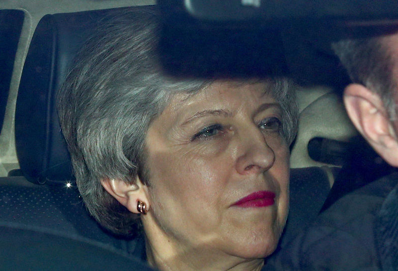 © Reuters. Primeira-ministra britânica, Theresa May, em carro do lado de fora do Parlamento em Londres