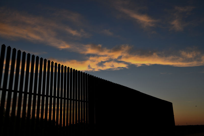 © Reuters. A stretch of border fence in the Rio Grande Valley is pictured near Penitas