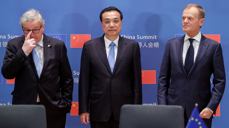 © Reuters. Primeiro-ministro chinês, Li Keqiang, entre o presidente da Conselho Europeu, Donald Tusk, e o presidente da Comissão Europeia, Jean-Claude Juncker, em cúpula em Bruxelas