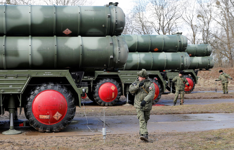 © Reuters. FILE PHOTO: Russian servicemen stand next to S-400 surface-to-air missiles after their deployment near Kaliningrad