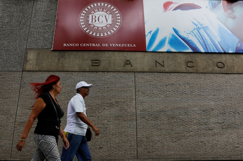 © Reuters. FILE PHOTO: People walk outside of the Venezuela's Central Bank in Caracas