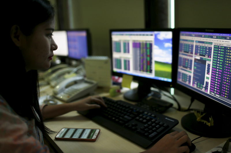 © Reuters. Trader monitora investimentos com aplicações de computador
