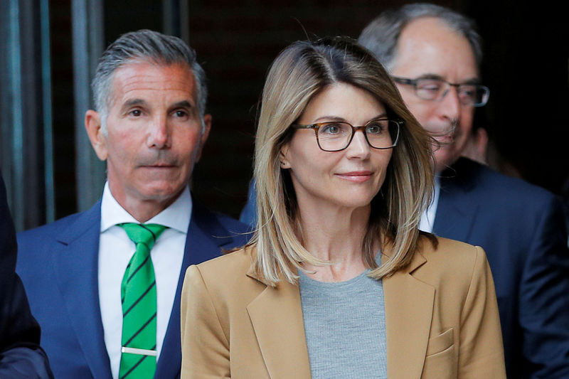 © Reuters. Imagen de archivo. La actriz Actor Lori Loughlin y su esposo el diseñador Mossimo Giannulli dejan una corte federal en Boston
