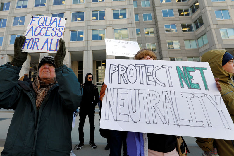 © Reuters. Net neutrality advocates rally in front of the Federal Communications Commission in Washington