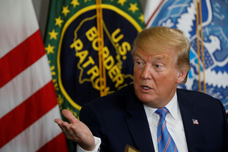 © Reuters. U.S. President Trump participates in briefing at U.S. Border Patrol Calexico Station in Calexico, California