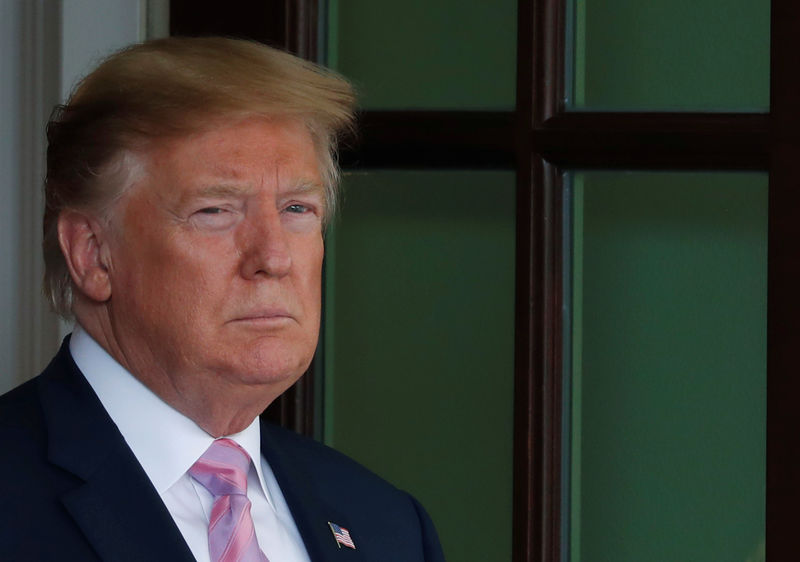 © Reuters. U.S. President Trump waits to welcome Egypt's President Al Sisi to the White House in Washington