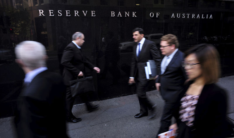 © Reuters. FILE PHOTO - Business people walk outside the Reserve Bank of Australia in Sydney