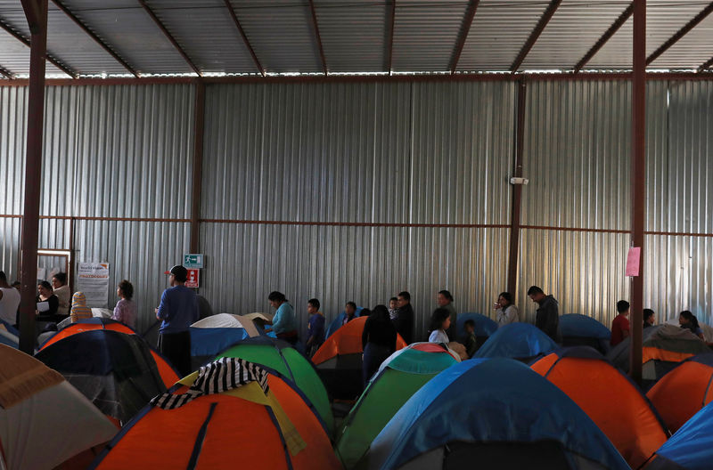 © Reuters. Migrants queue for food inside a shelter in Tijuana