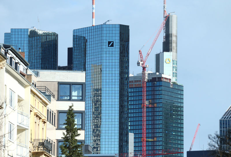 © Reuters. Outside view of the Deutsche Bank and the Commerzbank headquarters in Frankfurt