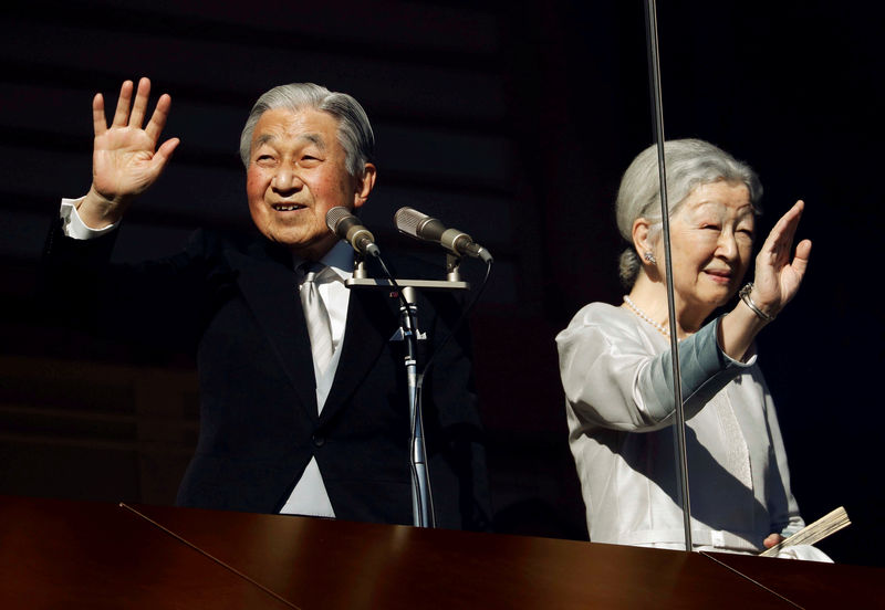 © Reuters. Foto de archivo del emperador de Japón Akihito y la emperatriz Michiko saludando en una aparición pública en el Palacio Imperial de Tokio