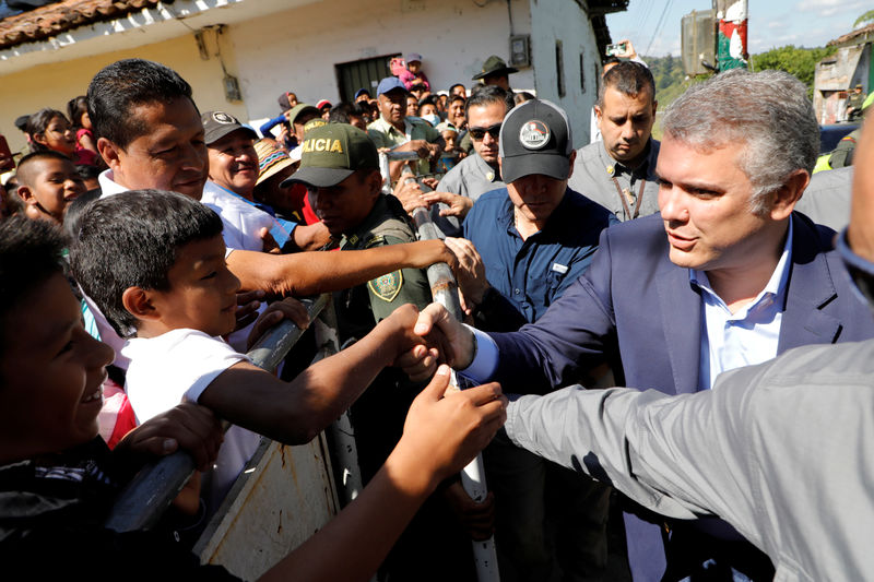 © Reuters. El presidente de Colombia, Iván Duque, llega para una reunión con autoridades indígenas en Caldono