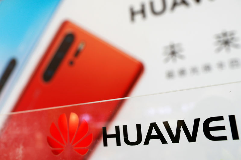 © Reuters. FILE PHOTO: The logo of Huawei is seen at its showroom in Shenzhen