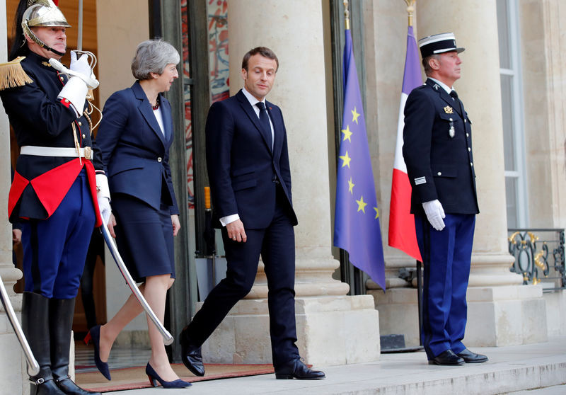 © Reuters. French President Emmanuel Macron and British Prime Minister Theresa May leave after a meeting to discuss Brexit, at the Elysee Palace in Paris