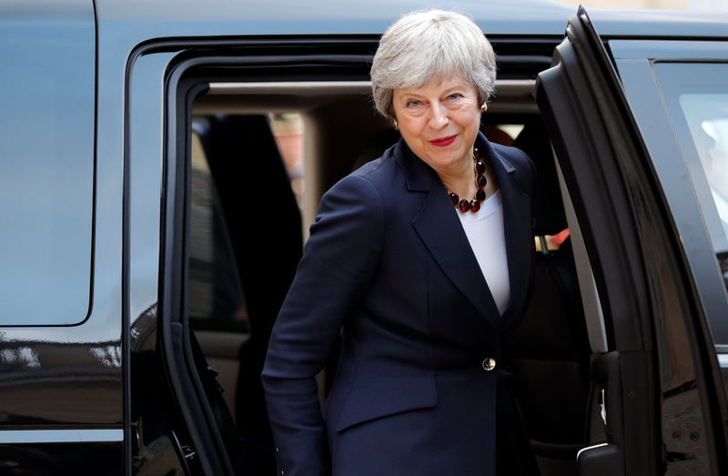 © Reuters. OTO DE ARCHIVO: La primera ministra británica, Theresa May, se marcha después de una reunión con el presidente francés Emmanuel Macron en París