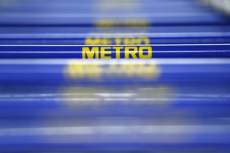 © Reuters. German retailer Metro AG signs on their supermarket trolleys are pictured in Duesseldorf