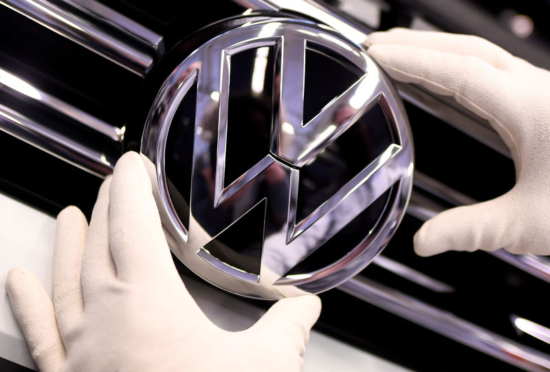© Reuters. FILE PHOTO: FILE PHOTO: A Volkswagen badge on a production line at the VW plant in Wolfsburg, Germany