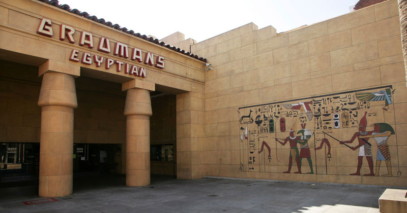 © Reuters. نتفليكس تريد شراء "المسرح المصري" إحدى أشهر دور العرض السينمائي في هوليوود
