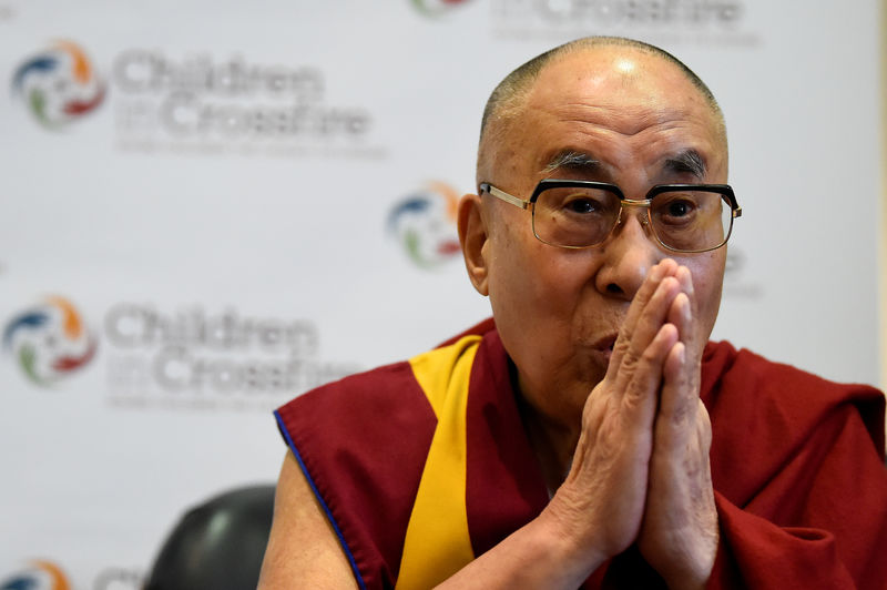 © Reuters. FOTO DE ARCHIVO: El Dalai Lama en Londonderry