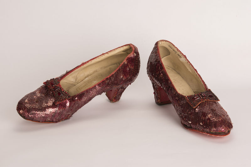 © Reuters. FILE PHOTO: Minneapolis Division of the FBI image of a pair of ruby slippers featured in the classic 1939 film The Wizard of Oz