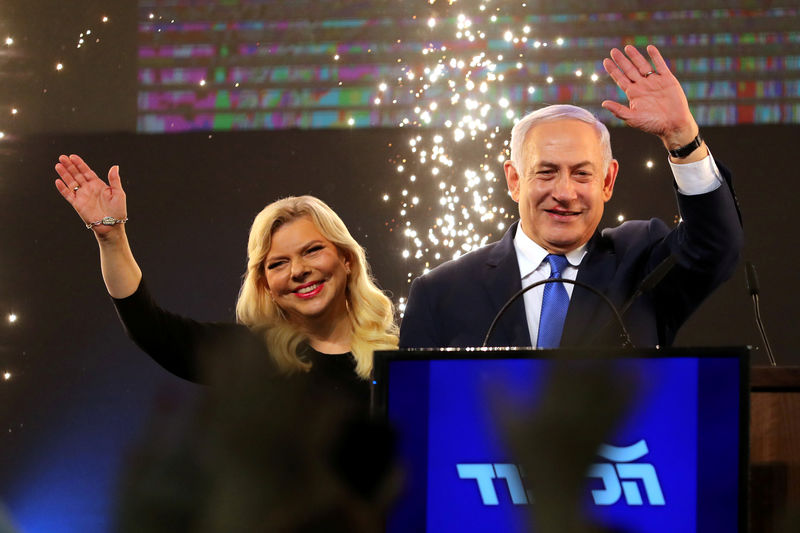 © Reuters. Premiê israelense, Benjamin Netanyahu, e a mulher, Sara, acenam em discurso após eleição em Israel