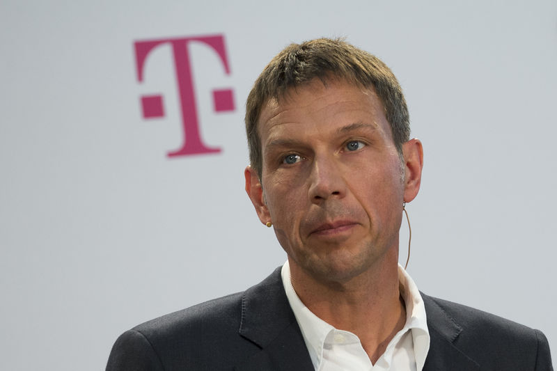 © Reuters. FILE PHOTO:  Deutsche Telekom CEO Obermann attends news conference to present a joint initiative for encrypted email with United Internet in Berlin