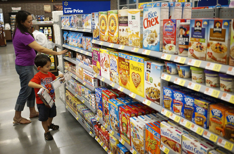 © Reuters. Consumidores fazem compras em supermercado em Bentonville, nos Estados Unidos