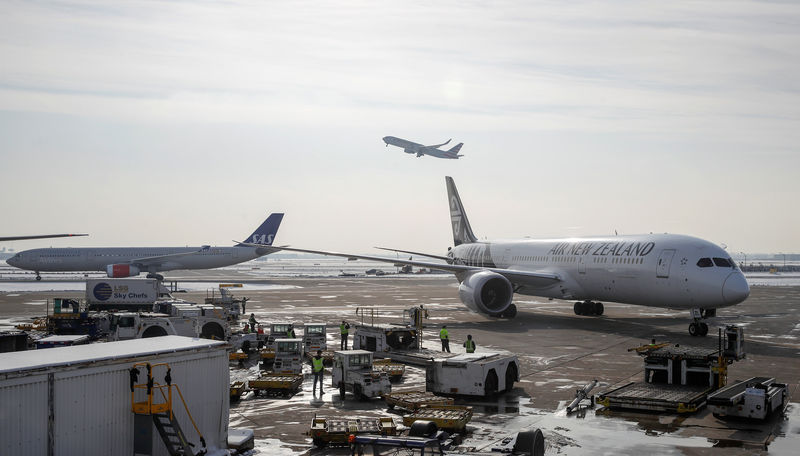 © Reuters. Aviões da Airbus e da Boeing no aeroporto de Chicago