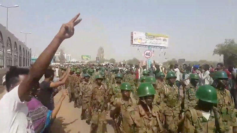 © Reuters. الجيش السوداني ينشر مزيدا من الجنود حول آلاف المحتجين المعتصمين خارج وزارة الدفاع