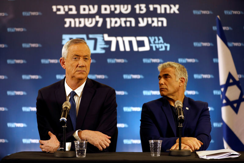 © Reuters. Benny Gantz e Yair Lapid, líderes do partido Azul e Branco, durante entrevista coletiva em Tel Aviv, em Israel