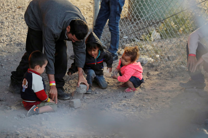 © Reuters. FILE PHOTO: Migrants from Central America are seen inside an enclosure, where they are being held by U.S. Customs and Border Protection (CBP), after crossing the border between Mexico and the United States illegally and turning themselves in to request as