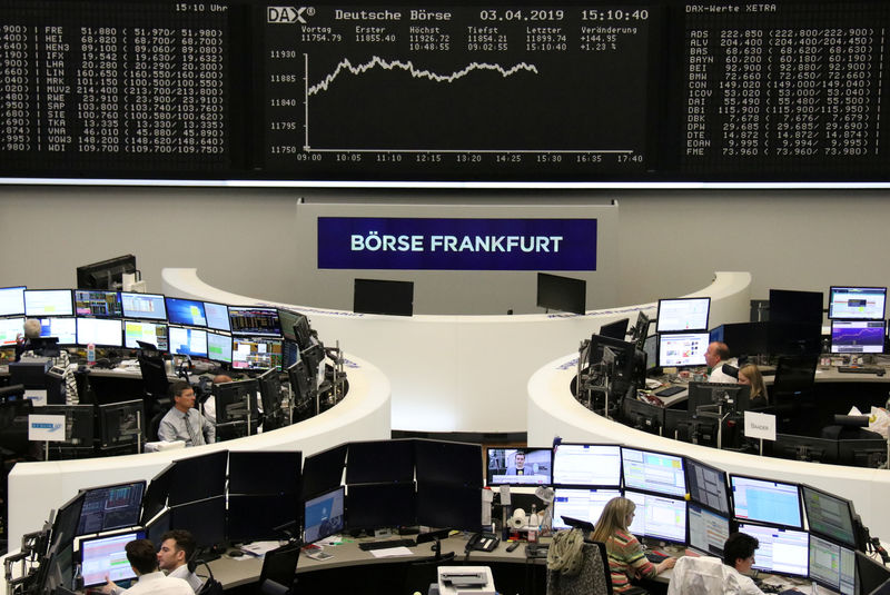 © Reuters. أسهم أوروبا ترتفع بعد قرار المركزي الأوروبي، لكن القطاع المصرفي يتراجع