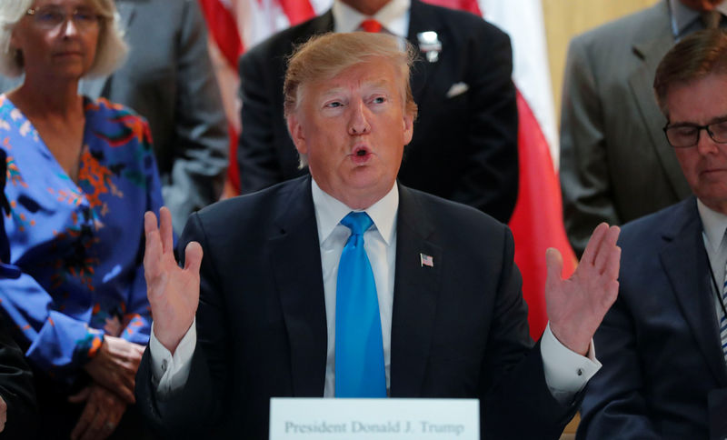 © Reuters. U.S. President Trump talks about the U.S.-Mexico border during fundraising roundtable in San Antonio, Texas
