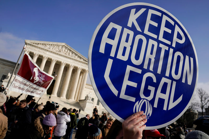 © Reuters. An abortion rights activist holds up a sign as marchers take part in the 46th annual March for Life in Washington