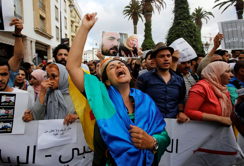 © Reuters. عشرات المغاربة يتظاهرون ضد تأكيد أحكام بالسجن على محتجي الريف