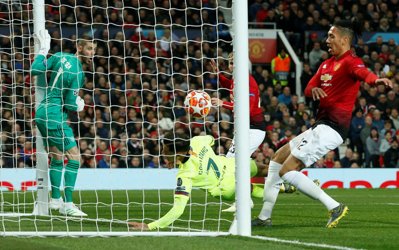 © Reuters. El Barça vence al United en Manchester en ida de cuartos de final de Champions