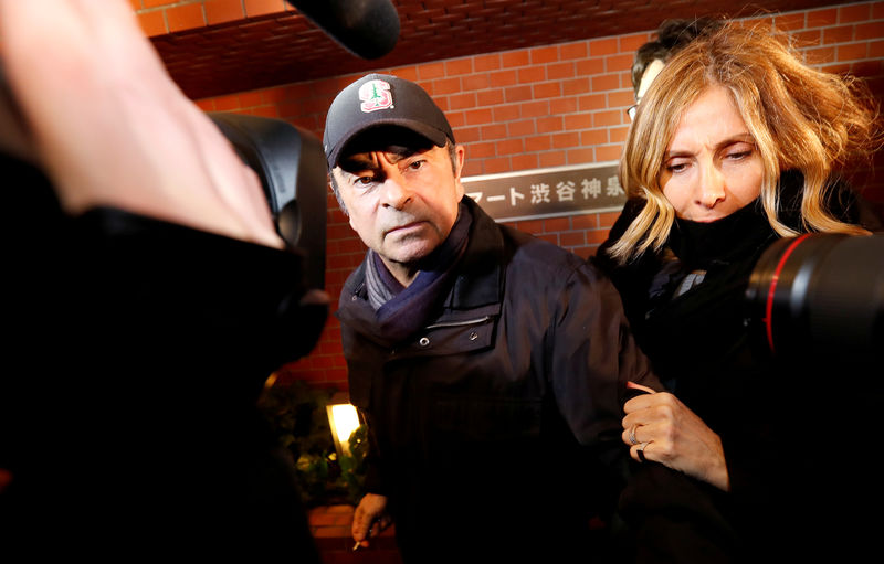 © Reuters. FILE PHOTO: Former Nissan Motor Chairman Carlos Ghosn accompanied by his wife Carole Ghosn, arrives at his place of residence in Tokyo
