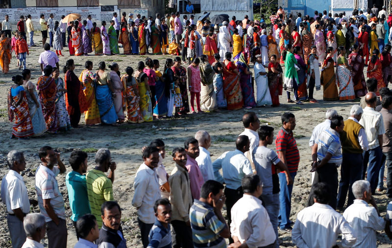 © Reuters. Los votantes hacen fila durante la primera fase de las elecciones generales en el distrito de Alipurduar