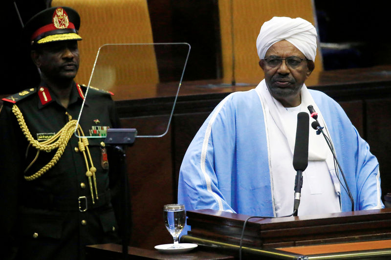 © Reuters. FILE PHOTO: Sudanese President Omar al-Bashir delivers a speech inside Parliament in Khartoum