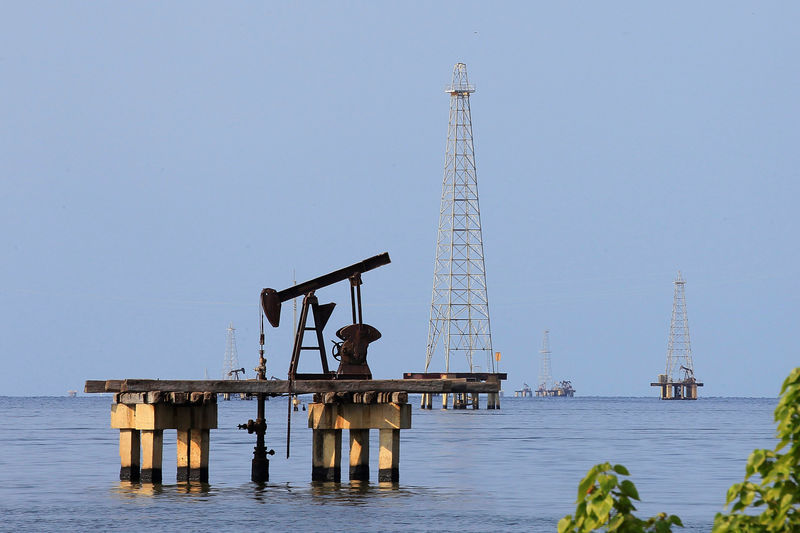 © Reuters. Оборудование для нефтедобычи на озере Маракайбо