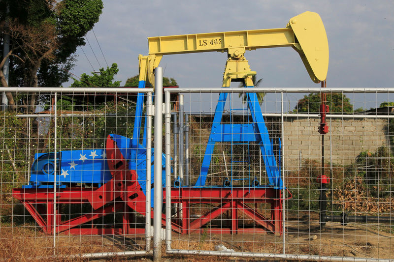 © Reuters. FILE PHOTO: An oil pumpjack painted with the colors of the Venezuelan flag is seen in Lagunillas