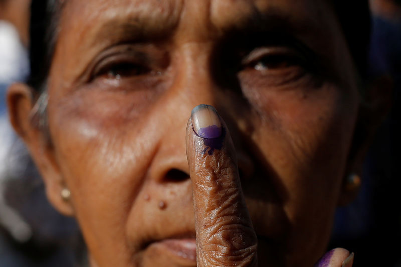 © Reuters. الهنود يتوافدون بأعداد كبيرة على مراكز التصويت في اليوم الأول من الانتخابات