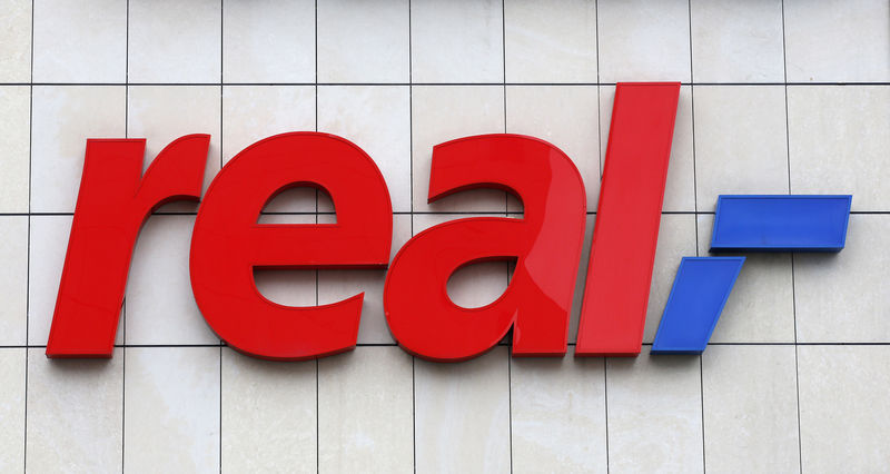 © Reuters. The logo of German supermarket chain Real is pictured in Berlin