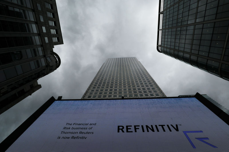 © Reuters. FOTO DE ARCHIVO: Un anuncio de Refinitiv se ve en una pantalla en un centro financiero de Londres