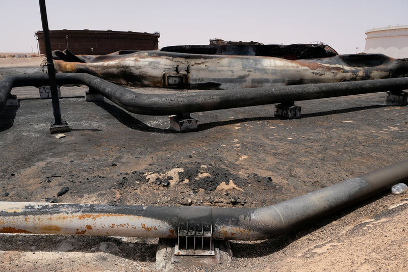 © Reuters. Damaged tanks and pipelines are seen at the oil port of Ras Lanuf