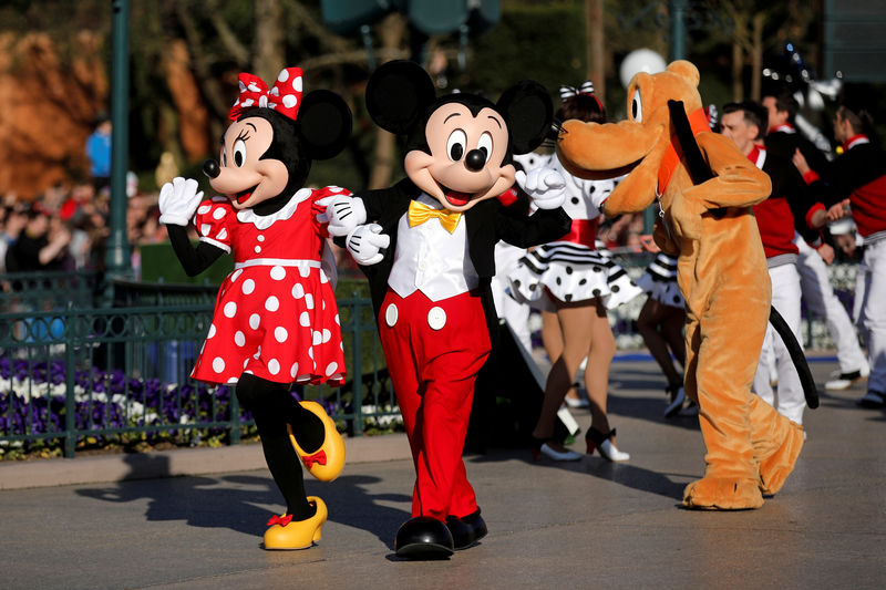 © Reuters. FILE PHOTO: Disney characters Mickey Mouse and Minnie Mouse attend the 25th anniversary of Disneyland Paris at the park in Marne-la-Vallee, near Paris