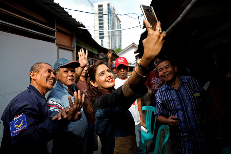 © Reuters. FOTO DE ARCHIVO: Shanti Ramchand, candidata a las próximas elecciones parlamentarias del partido Nasdem (Demócrata Nacional), en un área al sur de Yakarta