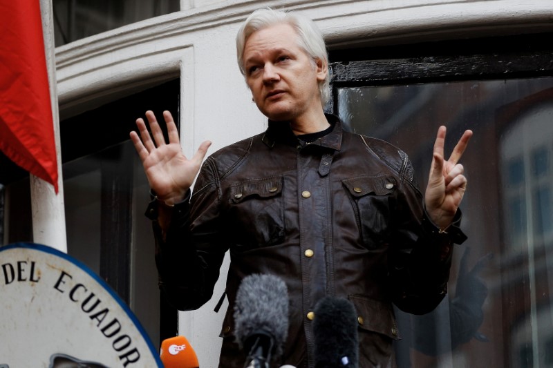 © Reuters. FOTO DE ARCHIVO: El fundador de WikiLeaks, Julian Assange, en el balcón de la Embajada de Ecuador en Londres