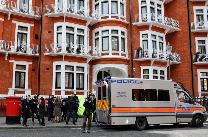 © Reuters. Veículo da polícia de Londres em frente à Embaixada do Equador, onde Julian Assange foi preso nesta quinta-feira